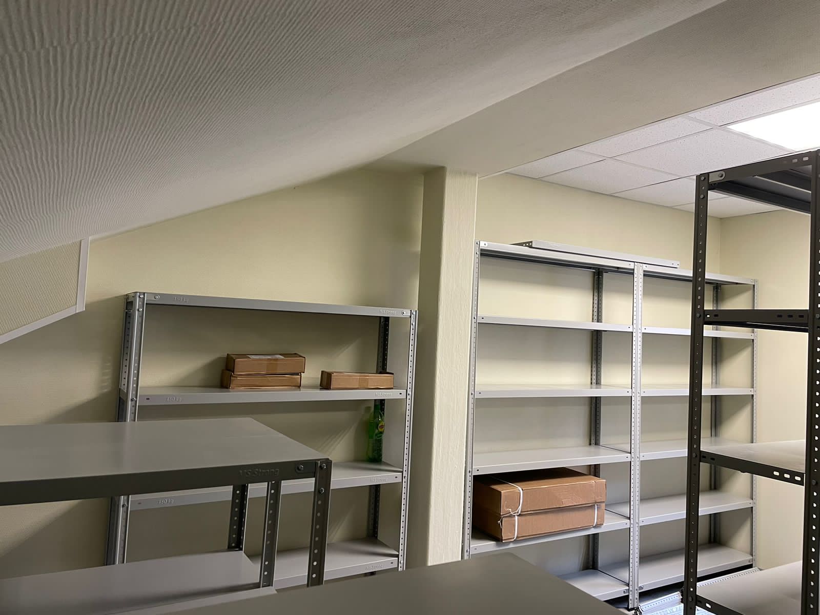 Обустройство кладовой полочными стеллажами нагрузкой до 350 кг на полку